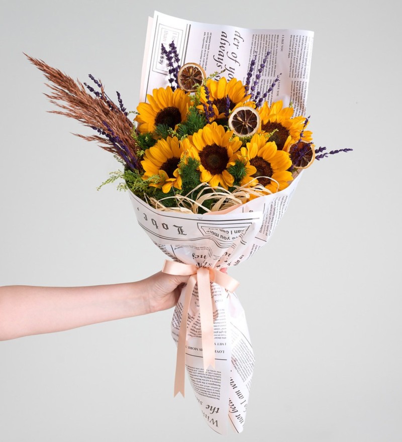 Gazete Desenli Tasarım Bukette Ayçiçekleri