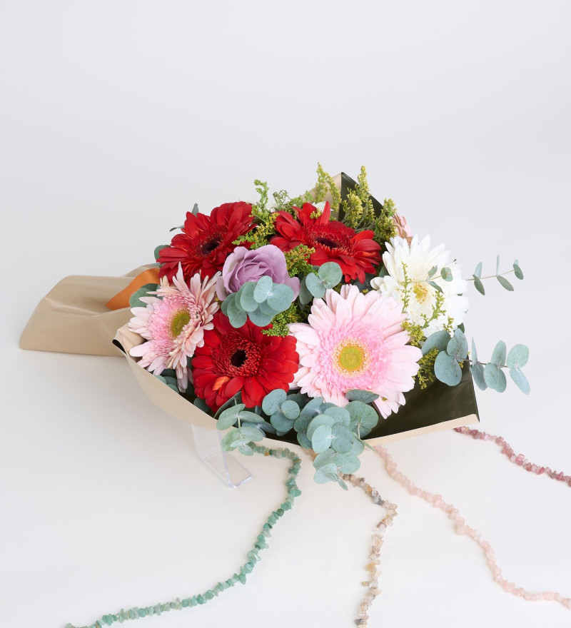 Kahve Yeşil Bukette Gerberalar ve Lila Güller