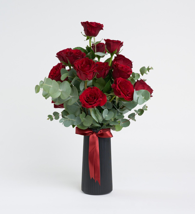 Siyah Çizgili Vazoda Kurdeleli Kırmızı Güller