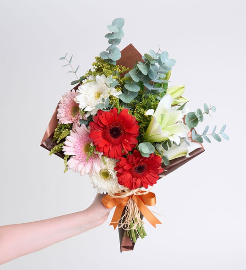 Koyu ve Açık Kahve Bukette Gerberalar ve Lilyum Zambak