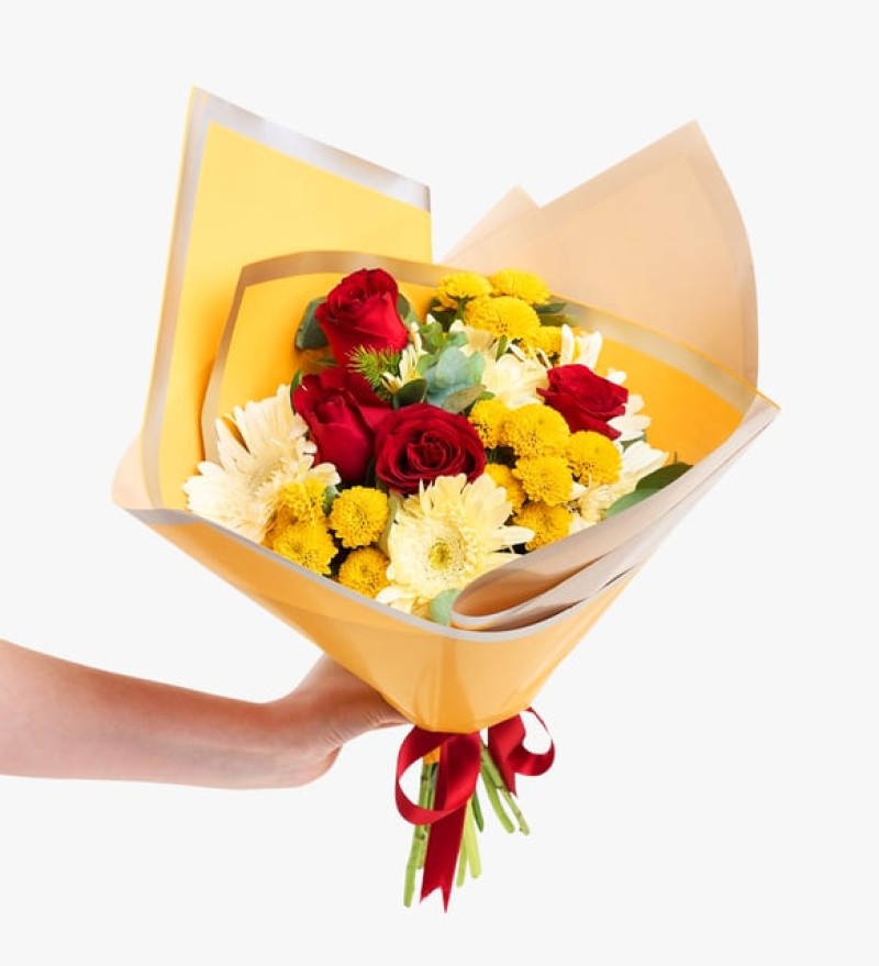 Sarı Bukette Beyaz Gerberalar ve Kırmızı Güller