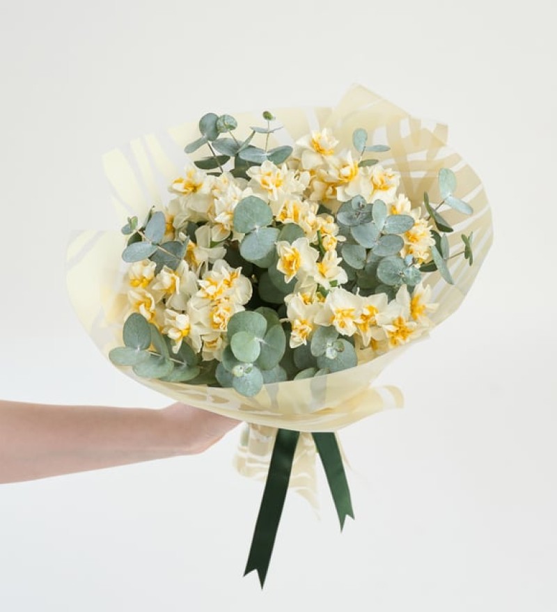 Krem Bukette Nergis Çiçekleri