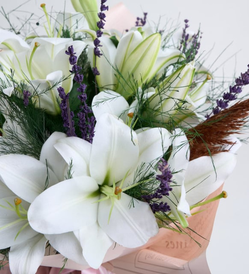 Pembe Beyaz Bukette 16’lı Beyaz Lilyum Aranjmanı Zambak